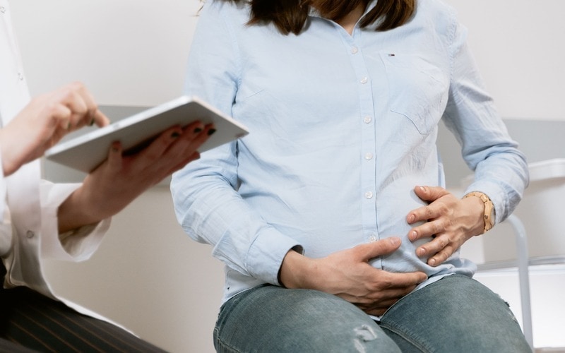 Mujer embarazada en el ginecólogo