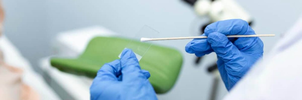 frotis-vaginal-primer-plano-mano-medico-sostiene-instrumentos-examen-ginecologico-ginecologo-que-trabaja-clinica-obstetricia-ginecologia (2)
